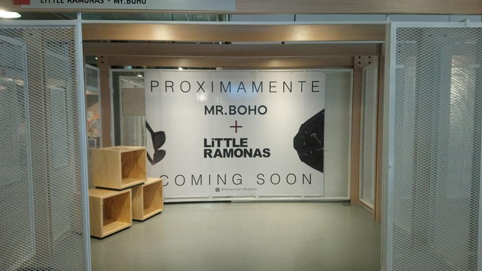 Decoración de un stand comercial usando vinilos personalizados para resaltar la imagen del cliente en una exhibición al público