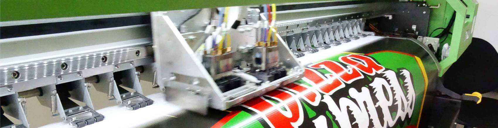 Maquina y cabezal de impresión digital imprimiendo un vinilo para decoración 