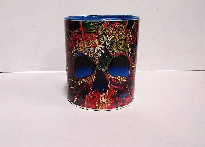Pocillo sublimado con técnica de sublimación con una calavera en su fondo
