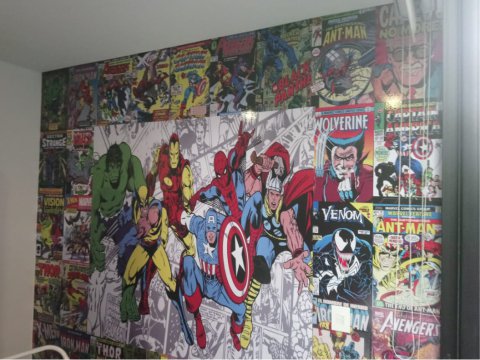 Vinilos decorativo de super heroes sobre una pared completa con los heroes de marvel para decoración de una habitación