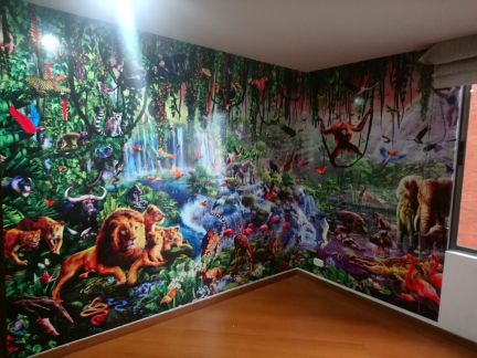 Vinilos personalizado de la jungla con diferentes animales salvajes cerca de un rio como decoración de una habitación a full color