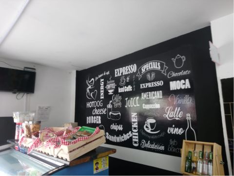 Vinilos sobre pared para decoración de una panaderia para mostrasr los diferentes productos en fondo negor y letra blanca